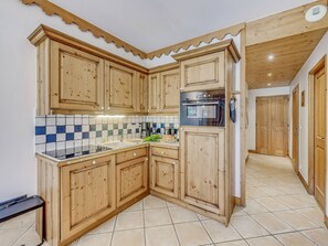 Réfrigérateur, four à micro-ondes, surface de cuisson, lave-vaisselle