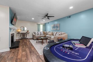 Game room - Columbus 5BR Oasis w/ Game Room Near Airport (Columbus)