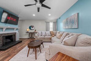 Televisio, takka, pöytäjalkapallopöytä, työhuone