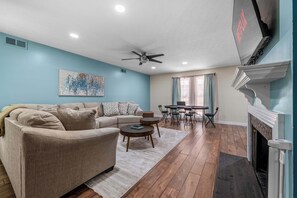 Televisio, takka, pöytäjalkapallopöytä, työhuone