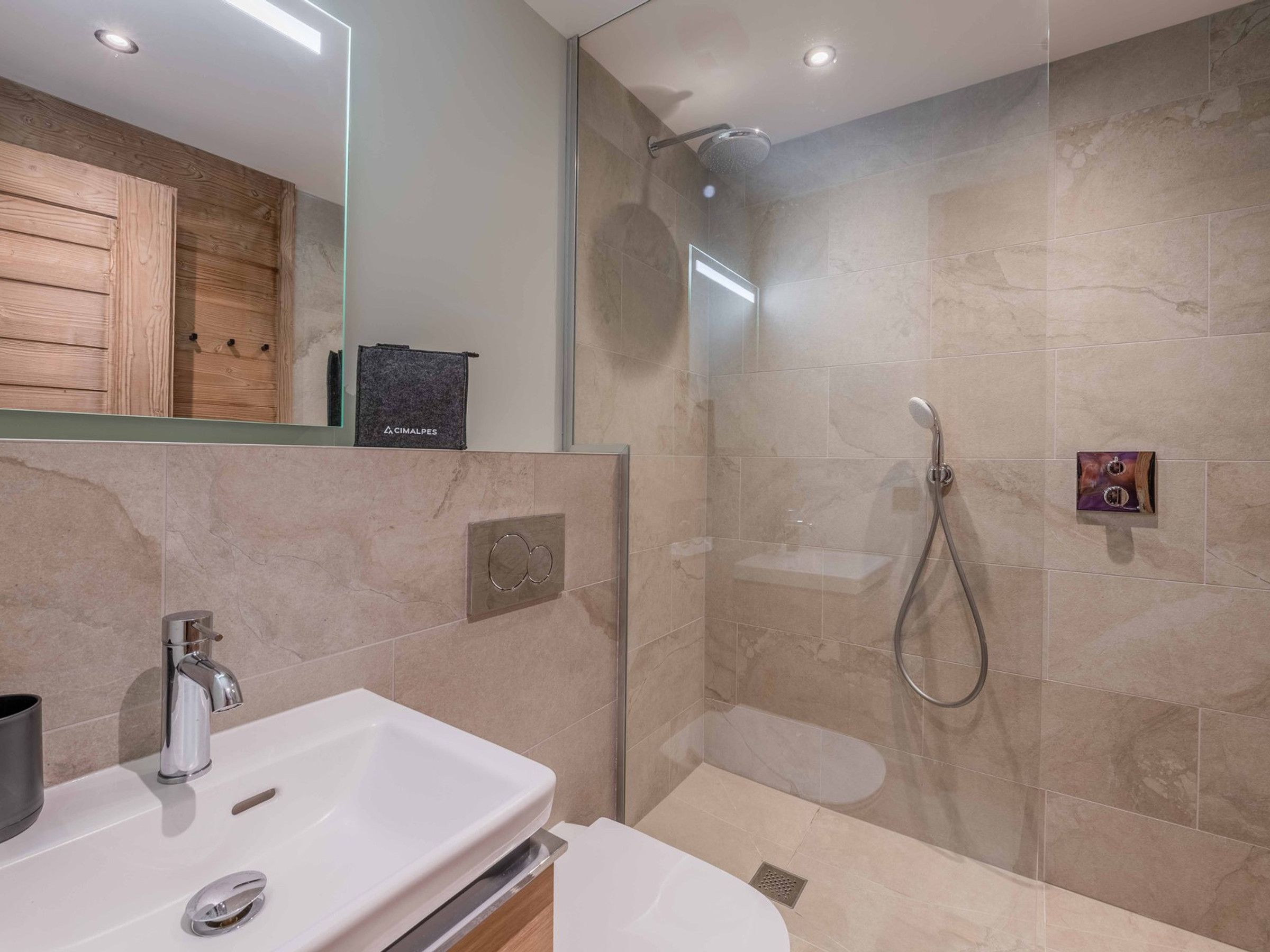 Un baño moderno con ducha, lavabo e inodoro.