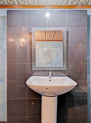 Phòng đôi Tiêu chuẩn | Phòng tắm | Buồng tắm vòi sen, vòi sen phun mưa, khăn tắm, xà phòng 