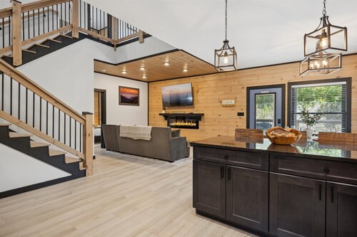 New Cabin w Indoor Swim Spa Hot Tub Gameroom