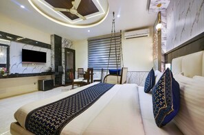Desk, soundproofing, free WiFi - Hotel Baba Deluxe By RCG Hotels (New Delhi)