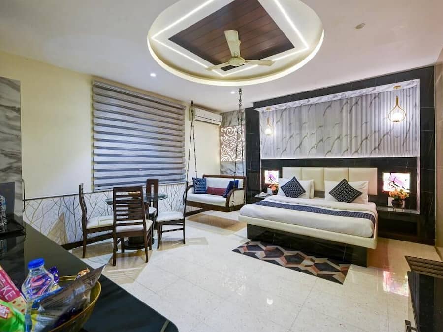 Desk, soundproofing, free WiFi