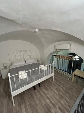 2 bedrooms, iron/ironing board, WiFi, bed sheets - Papal House (Catania)