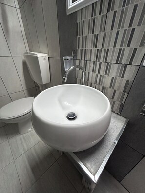 Douche, sèche-cheveux, bidet, serviettes fournies