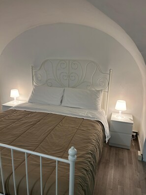 2 bedrooms, iron/ironing board, WiFi, bed sheets - Papal House (Catania)