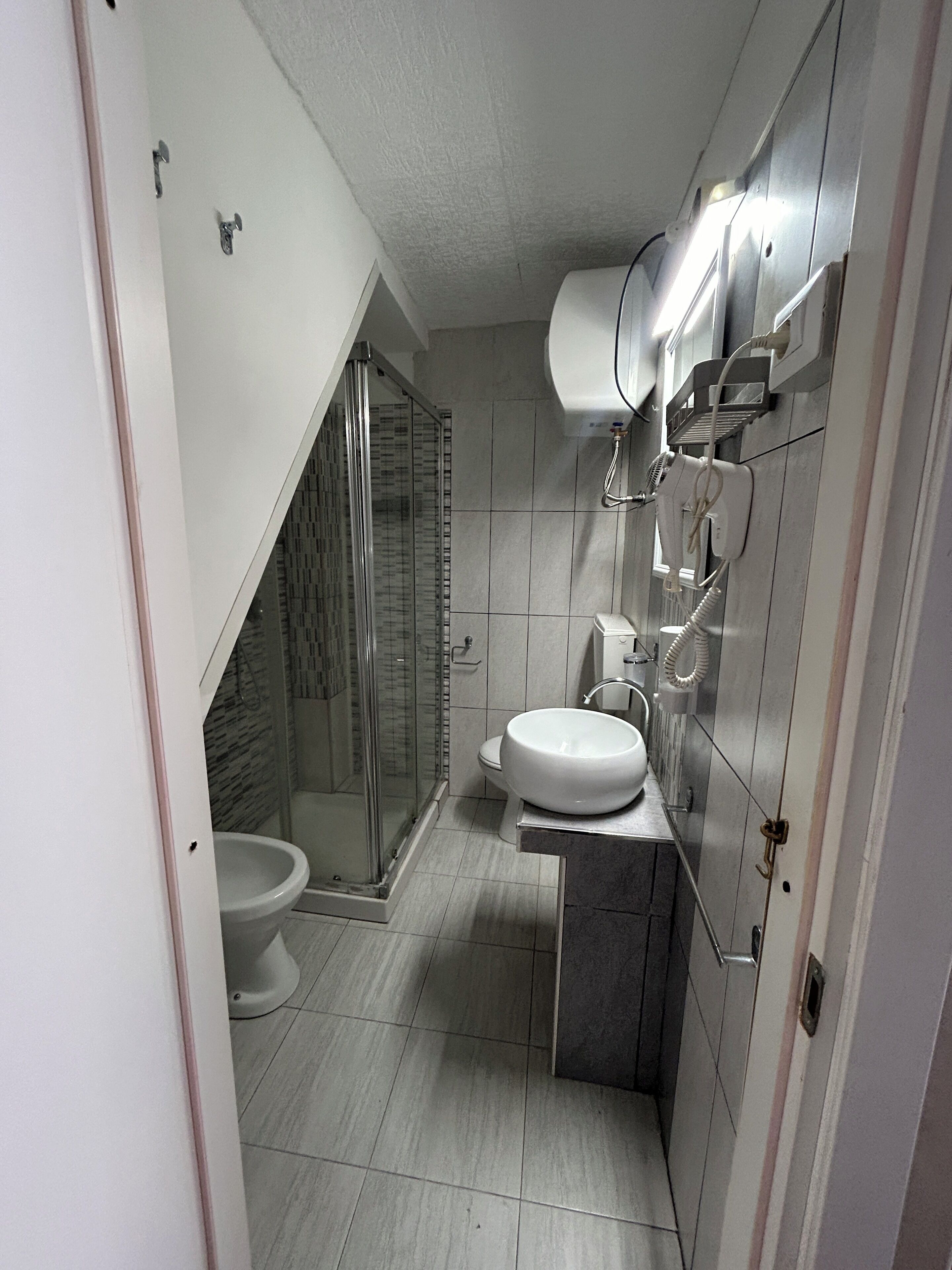 Douche, sèche-cheveux, bidet, serviettes fournies