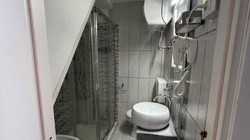 Douche, sĂšche-cheveux, bidet, serviettes fournies