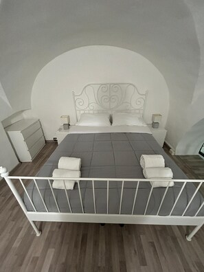 2 bedrooms, iron/ironing board, WiFi, bed sheets - Papal House (Catania)