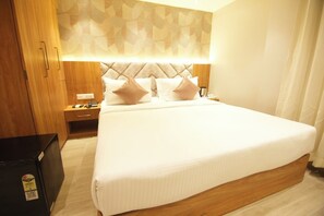 Deluxe Room | Desk