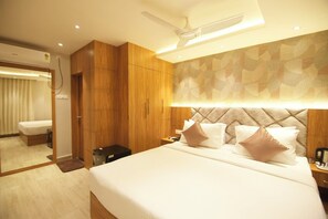 Superior Room | Desk