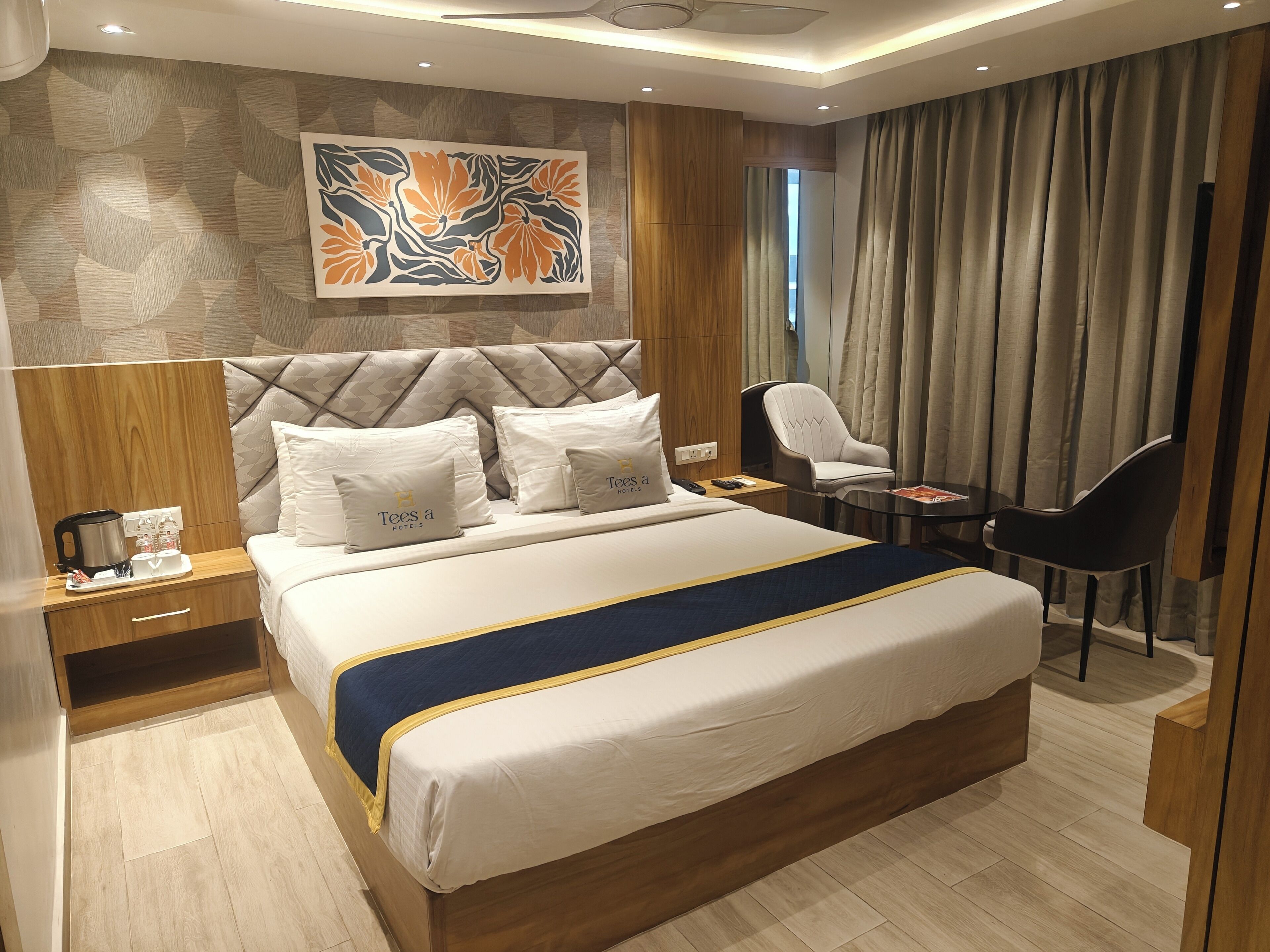 Superior Room | Desk