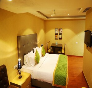 Suite | Egyptian cotton sheets, premium bedding, free WiFi - Hotel Banyan Palace (Chennai)
