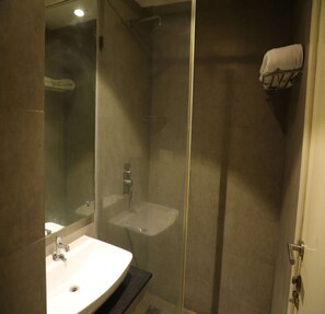 Ducha, cabezal de ducha tipo lluvia, toallas, jabón