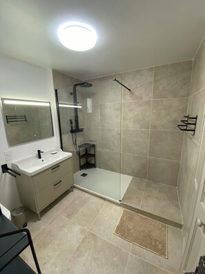 Shower, hair dryer, towels, soap - Villa Aix en Provence with air conditioning, parking and private terrace (Aix-en-Provence)