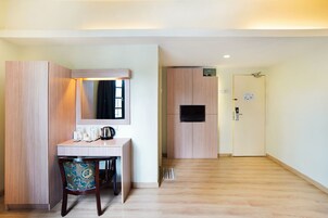 Peralatan tempat tidur premium, meja, Wi-fi percuma, cadar katil 