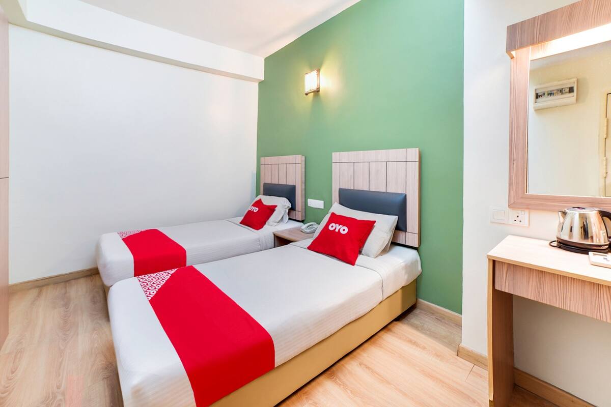 Ropa de cama de alta calidad, escritorio, wifi gratis y ropa de cama