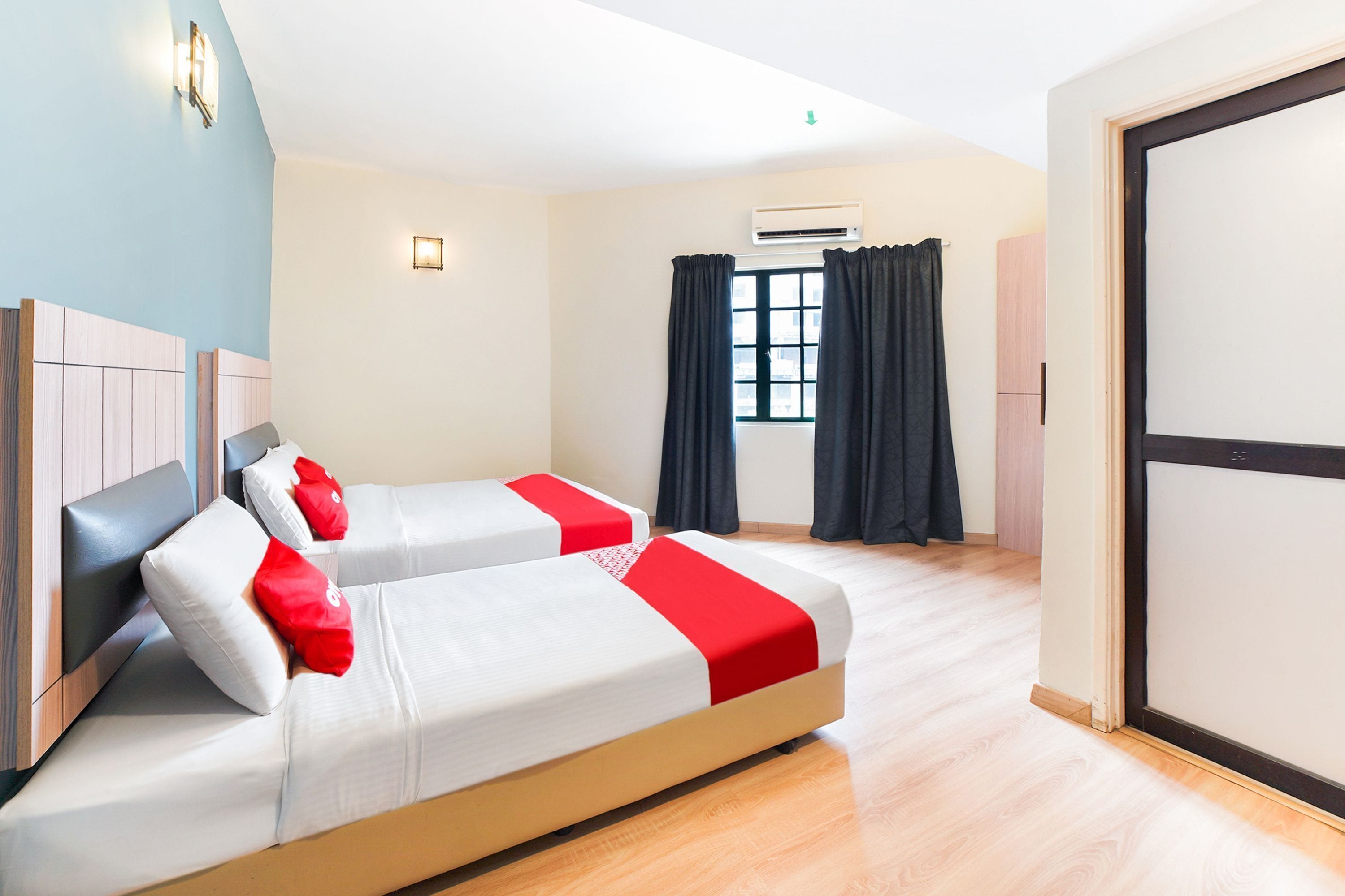 Suite Triple | Ropa de cama de alta calidad, escritorio, wifi gratis y ropa de cama 