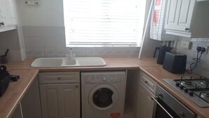 Lemari es, oven, kompor, dan ketel listrik
