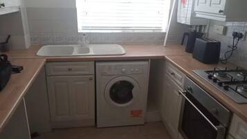 Fridge, oven, stovetop, electric kettle