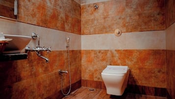 Chuveiro, chinelos, sabonete, shampoo
