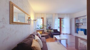 Living area - Como Lake Spacious Panoramic Apartment (Cernobbio)