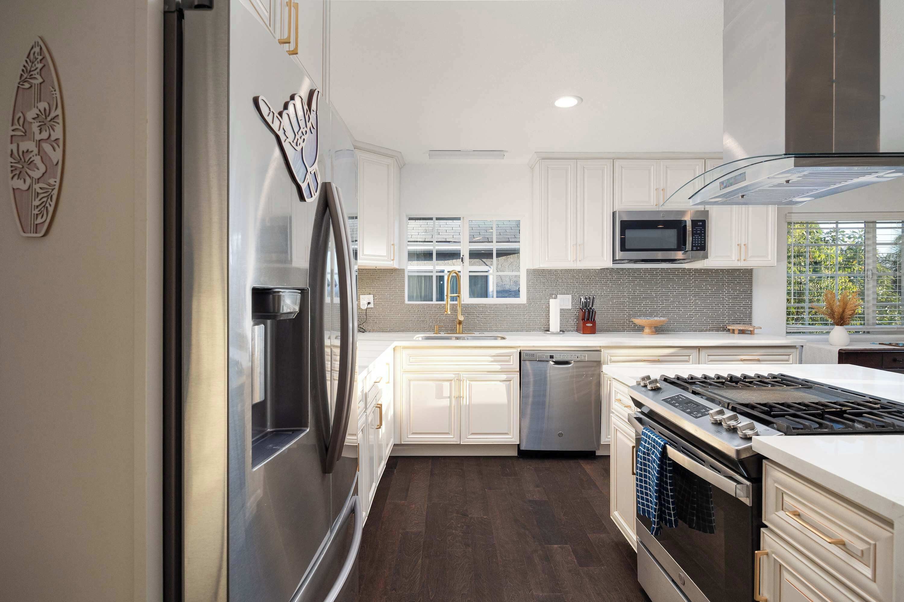 冷蔵庫、電子レンジ、オーブン、コンロ