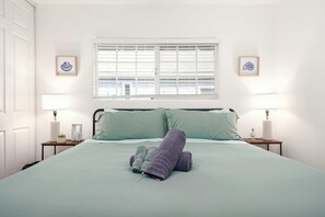 6 Schlafzimmer, Schreibtisch, Bügeleisen/Bügelbrett, Reisekinderbett