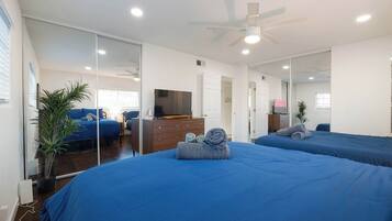 6 bedrooms, desk, iron/ironing board, travel crib