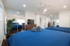 6 bedrooms, desk, iron/ironing board, travel cot