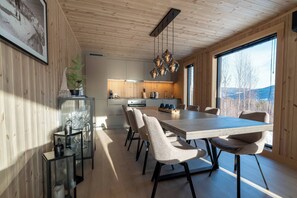 Mökki, 4 makuuhuonetta, terassi, järvinäköala | Ruokasali