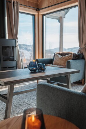 Ferienhütte, 4 Schlafzimmer, Terrasse, Seeblick | Wohnzimmer