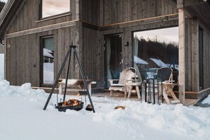 Huisje, 4 slaapkamers, terras, uitzicht op meer | Terrein van de accommodatie