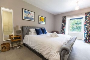 5 bedrooms, iron/ironing board, travel cot, WiFi