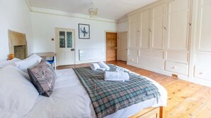 Een slaapkamer met een bed, een kast en een deur.