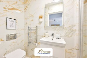 Douche, séchoir à cheveux, serviettes fournies, savon