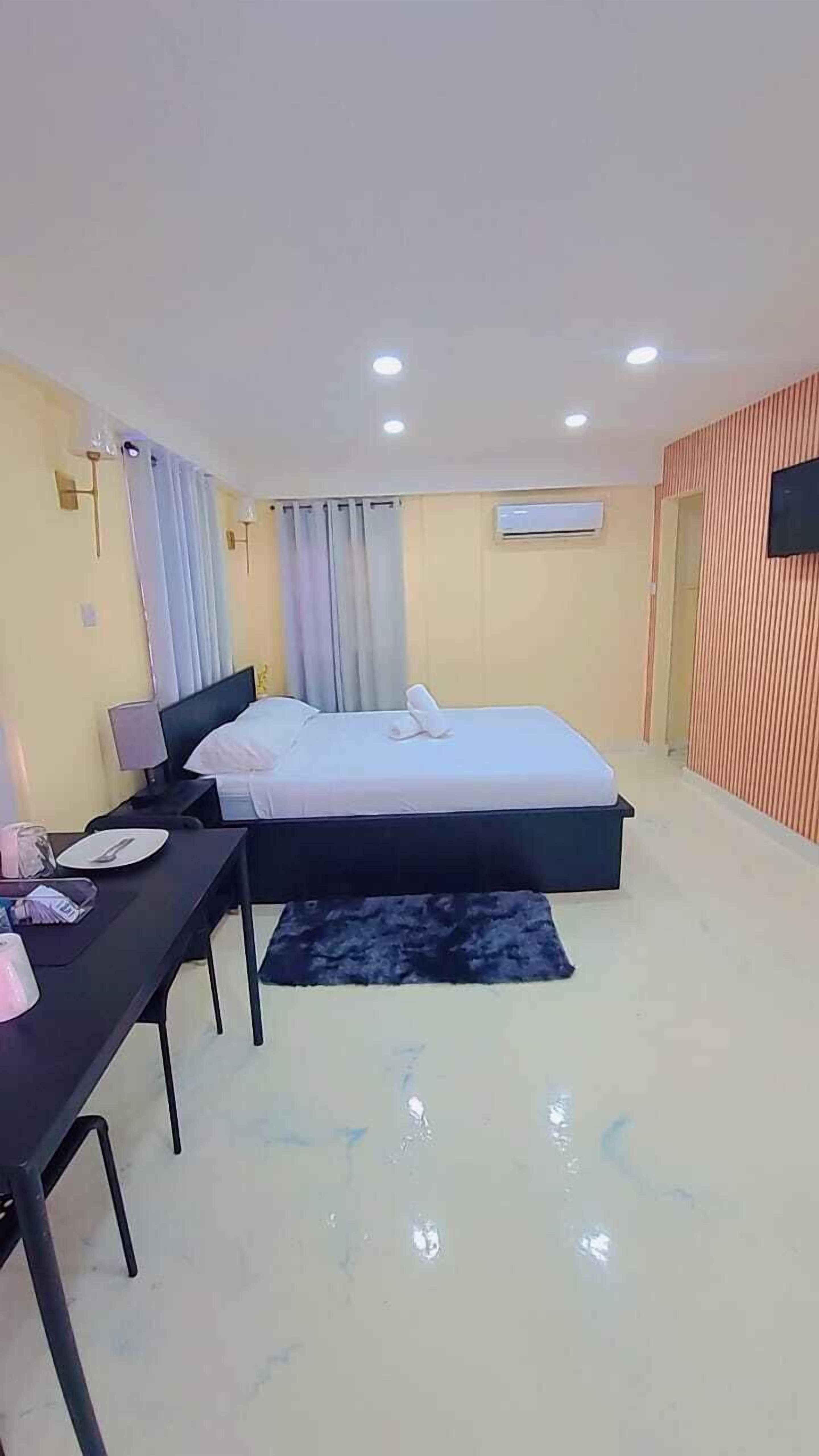 Grand Apartment | Blackout drapes, iron/ironing board, free WiFi