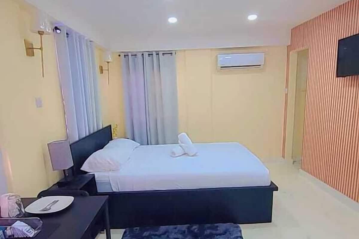 Grand Apartment | Blackout drapes, iron/ironing board, free WiFi