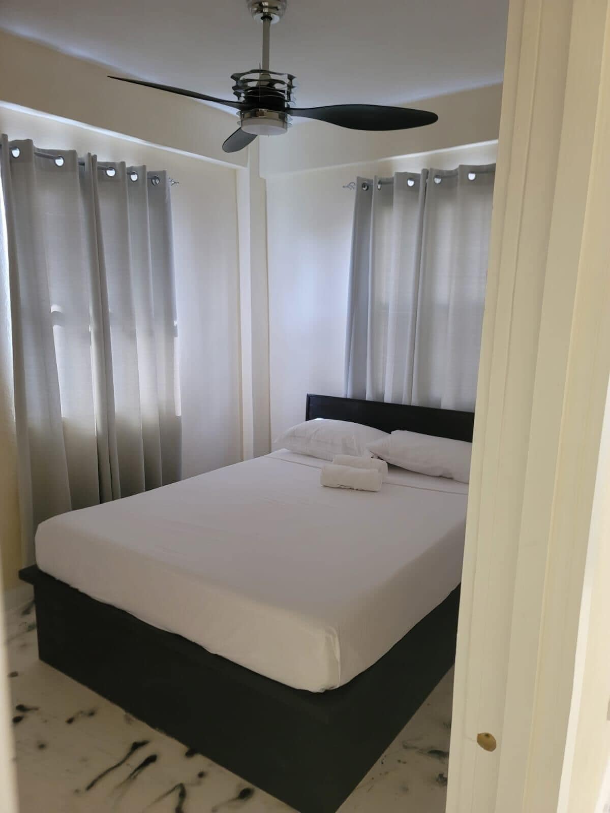 Rideaux occultants, fer et planche à repasser, Wi-Fi gratuit