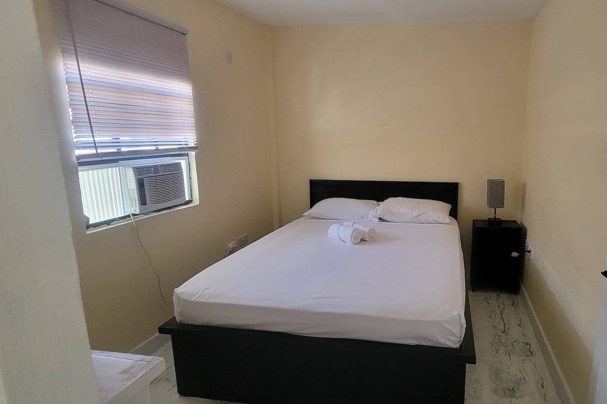 Apartamento, vista para o oceano | Cortinas blackout, ferros/tábuas de passar roupa, Wi-Fi de cortesia