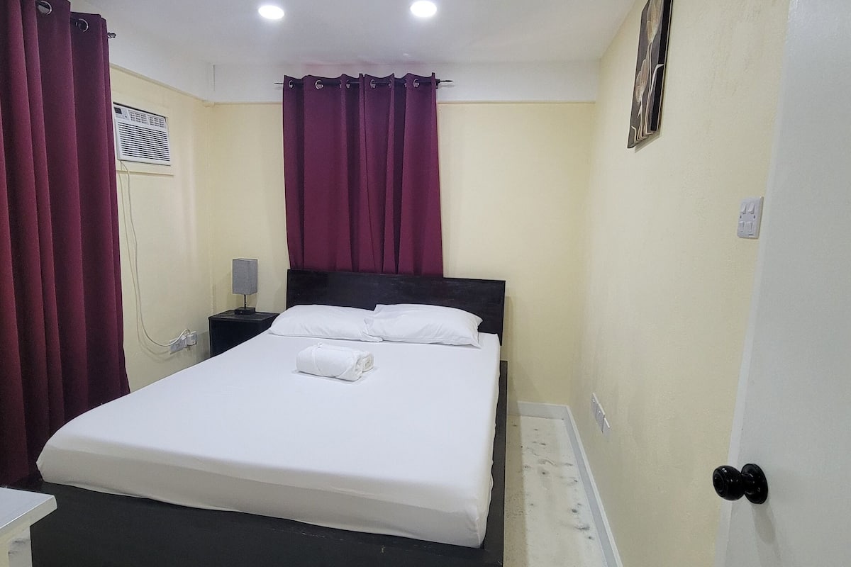 Apartamento, sacada, vista para o oceano | Cortinas blackout, ferros/tábuas de passar roupa, Wi-Fi de cortesia