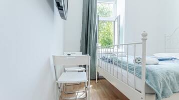 Silitysrauta/-lauta, vauvan matkasänky, Wi-Fi, vuodevaatteet