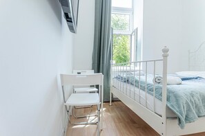 Tabla de planchar con plancha, cuna de viaje, wifi y ropa de cama 