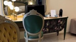 A room with a vanity area, a desk, and a chair. - Stanze letterarie  (Catania)