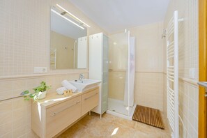 Shower, hair dryer, bidet, towels - Casa Synera – Modern retreat with private pool in Cielo de Bonaire, Alcúdia (Alcúdia)