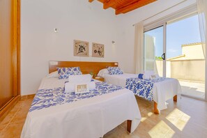 3 bedrooms, in-room safe, iron/ironing board, free WiFi - Casa Synera – Modern retreat with private pool in Cielo de Bonaire, Alcúdia (Alcúdia)