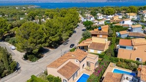 A residential area with houses, a swimming pool, and a road. - Casa Synera – Modern retreat with private pool in Cielo de Bonaire, Alcúdia (Alcúdia)