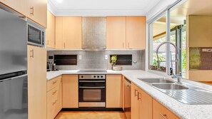 ثلاجة، ميكروويف، فرن، موقد طهي مسطح